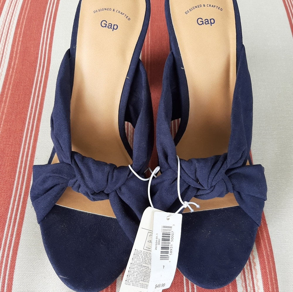 NWT Gap sandals with heel - Picture 1 of 5